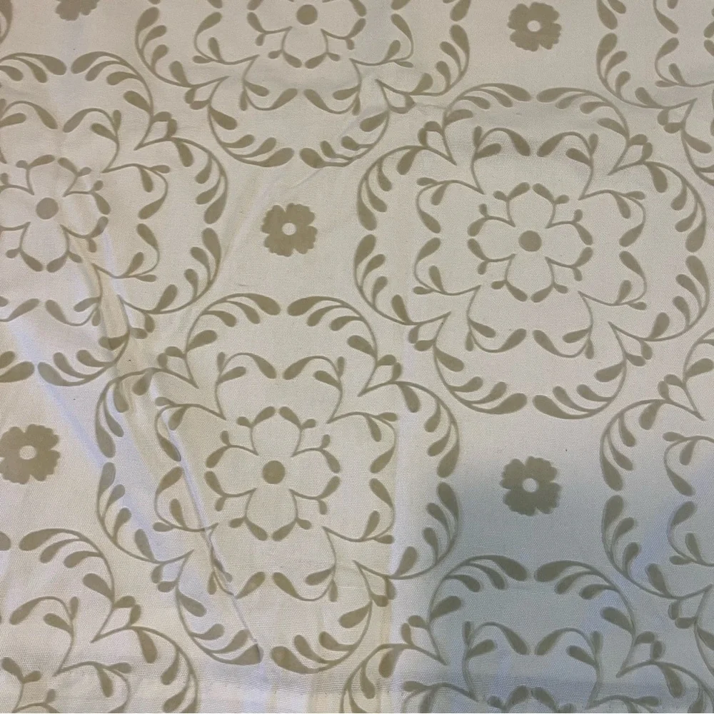 Pottery Barn Kids White With Gray Velvet Floral Pattern Sweet Flower Size 44x63”